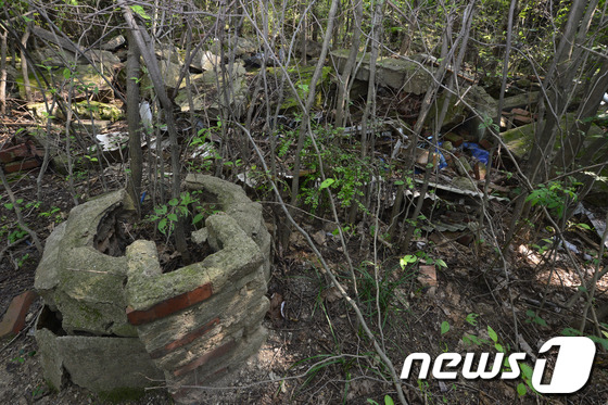(오산=뉴스1) 최영호 기자 = 20일 오후 오산시 양산동 독산성 세마대지 산림욕장으로 가는 길목에 전두환 전 대통령이 사용했던 별장 터가 흉물스럽게 방치돼 있다.2013.8.20 …
