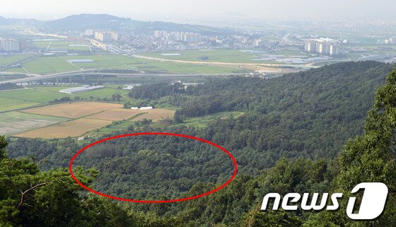 본문 이미지 - 20일 오후 오산시 양산동 독산성 세마대지 산림욕장으로 가는 길목에 전두환 전 대통령이 사용했던 별장 터가 흉물스럽게 방치돼 있다. © News1 최영호 기자
