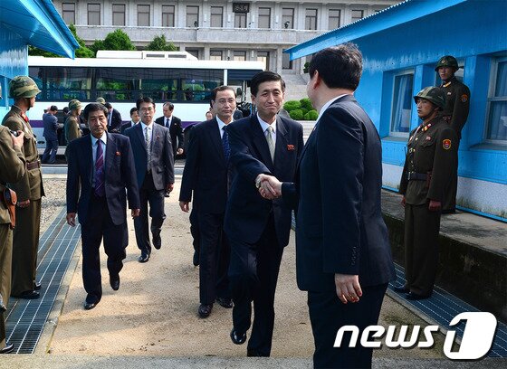 본문 이미지 - 북측대표 박용일 북한적십자사 중앙위원이 23일 판문점 남측 지역 평화의 집에서 열린 이산가족 상봉을 위한 남북 적십자 실무회담에 참석하기 위해 군사분계선을 통과하고 있다. (통일부 제공) 2013.8.23/뉴스1