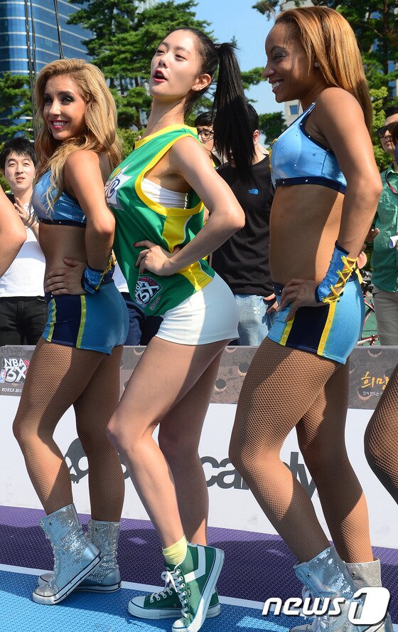 본문 이미지 - 방송인 클라라가 24일 서울 영등포구 여의도공원에서 열린 스프라이트와 함께하는 2013 NBA 3X KOREA 길거리 농구대회에서 &#39;NBA 멤피스의 치어리더 팀인 그리즐리 댄스팀과 포즈를 취하고 있다. 2013.8.24/뉴스1 © News1   손형주 기자