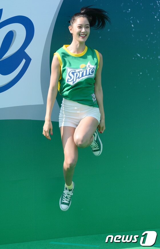 본문 이미지 - 방송인 클라라가 24일 서울 영등포구 여의도공원에서 열린 스프라이트와 함께하는 2013 NBA 3X KOREA 길거리 농구대회 프로모션 행사에서 슛을 성공시킨 후 기뻐하고 있다. 2013.8.24/뉴스1 © News1   손형주 기자