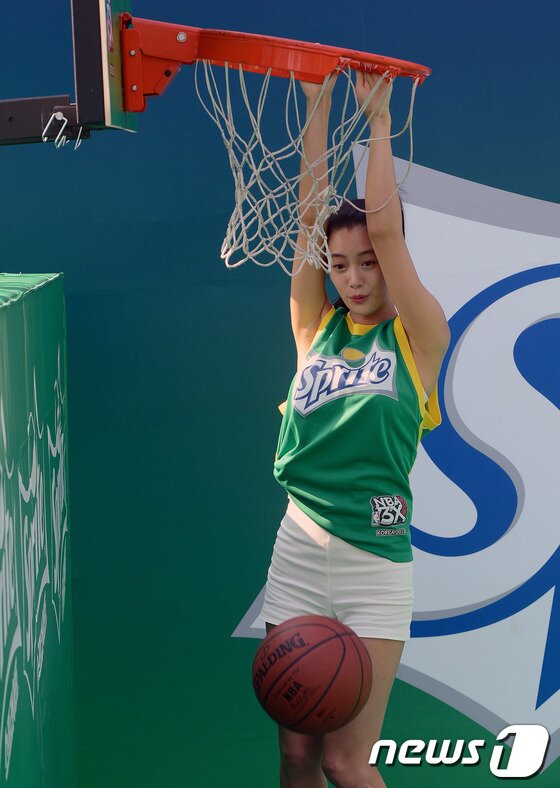 본문 이미지 - 방송인 클라라가 24일 서울 영등포구 여의도공원에서 열린 스프라이트와 함께하는 2013 NBA 3X KOREA 길거리 농구대회 프로모션 행사에서 덩크슛 시범을 보이고 있다. 2013.8.24/뉴스1 © News1   손형주 기자