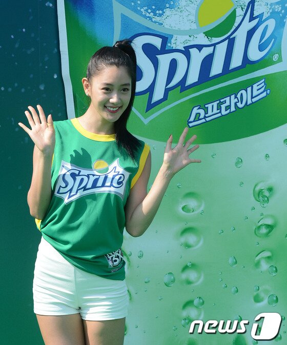 본문 이미지 - 방송인 클라라가 24일 서울 영등포구 여의도공원에서 열린 스프라이트와 함께하는 2013 NBA 3X KOREA 길거리 농구대회 프로모션 행사에서 팬들에게 인사하고 있다. 2013.8.24/뉴스1 © News1   손형주 기자