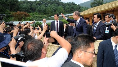 반기문 전 UN사무총장이 지난 2013년 8월25일 오전 충북 음성군  생가를 찾아 주민들에게 손을 흔들고 있다.  &#40;뉴스1DB&#41; ⓒNews1