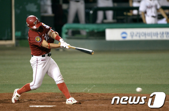 (서울=뉴스1) 안은나 기자 = 25일 오후 서울 목동야구장에서 열린 2013 한국야쿠르트 세븐프로야구 기아 타이거즈와 넥센 히어로즈의 경기 9회초 2사 1,3루 상황에서 기아 박 …