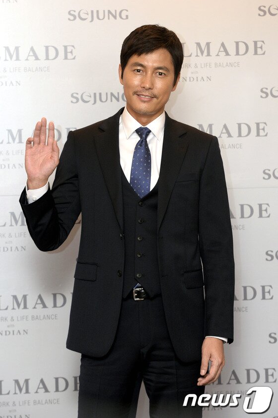 본문 이미지 - 배우 정우성이 26일 오전 서울 중구 플라자호텔에서 열린 세정그룹 통합 유통 브랜드 '웰메이드' 론칭 행사에서 포토타임을 갖고 있다. 세정은 창립 40주년을 앞두고 새로운 비지니스 모델을 론칭, '인디안' 브랜드를 비롯해 앤섬, 앤클리프, 피버그린 등 기존 로드숍에 편집숍 개념을 더한 매장 리뉴얼 작업을 연말까지 완료한다고 밝혔다. 2013.8.26/뉴스1 © News1   안은나 기자