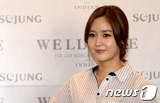 본문 이미지 - 배우 정우성이 26일 오전 서울 중구 플라자호텔에서 열린 세정그룹 통합 유통 브랜드 '웰메이드' 론칭 행사에서 포토타임 전 벽에 기대고 있다. 세정은 창립 40주년을 앞두고 새로운 비지니스 모델을 론칭, '인디안' 브랜드를 비롯해 앤섬, 앤클리프, 피버그린 등 기존 로드숍에 편집숍 개념을 더한 매장 리뉴얼 작업을 연말까지 완료한다고 밝혔다. 2013.8.26/뉴스1 © News1   안은나 기자