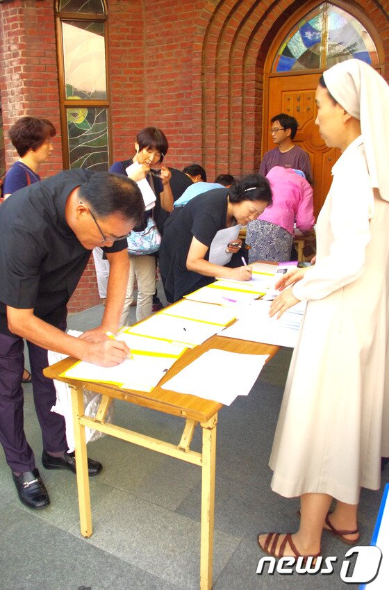 본문 이미지 - 26일 저녁 전북 전주시 완산구 서노송동 천주교 전주교구 중앙성당 앞에서 국정원 대선개입 진상규명 특별검사제 도입을 촉구하는 100만인 서명운동이 진행되고 있다.2013.08.26 © News1   박효익 기자