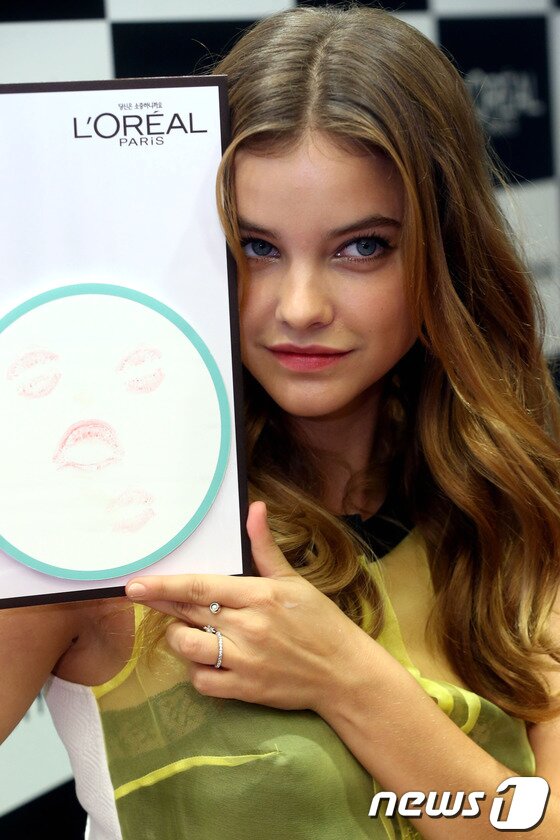 본문 이미지 - 모델 바바라 팔빈이 27일 오전 서울 명동 올리브영 라이프스타일 체험센터에서 열린 포토세션에 참석해 포즈를 취하고 있다. 2013.8.27 머니투데이/뉴스1  © News1   