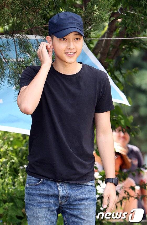 본문 이미지 - 배우 송중기가 27일 오후 강원도 춘천시 102보충대로 입대하기 전 취재진과 팬들에게 인사하기 위해 걸어가고 있다. 송중기는 훈련병으로 5주간의 기초 군사훈련을 받은 후 21개월 간 현역병사로 복무하게 된다. 2013.8.27 머니투데이/뉴스1  © News1   