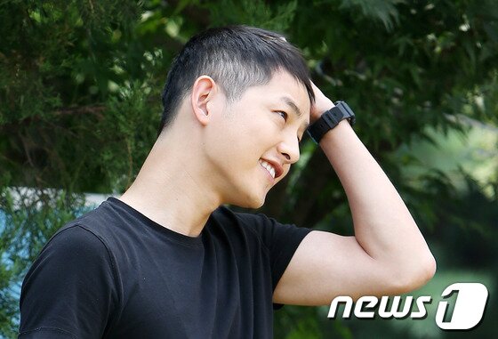 본문 이미지 - 배우 송중기가 27일 오후 강원도 춘천시 102보충대로 입대하기 전 취재진과 팬들에게 인사하고 있다.송중기는 훈련병으로 5주간의 기초 군사훈련을 받은 후 21개월 간 현역병사로 복무하게 된다. 2013.8.27 머니투데이/뉴스1 © News1   