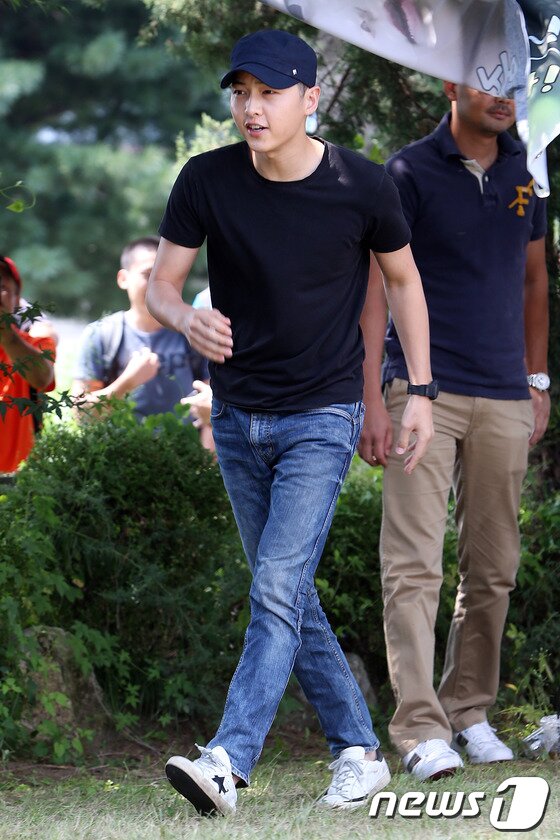 본문 이미지 - 배우 송중기의 입대를 지켜보러 온 팬들의 모습. 2013.08.26/뉴스1 © News1 황준 기자    신효재 기자