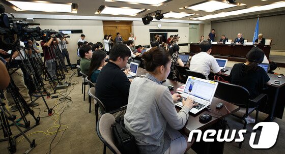 본문 이미지 - 마이클 커비 유엔 북한인권 조사위원장이 27일 오전 서울 중구 태평로 프레스센터 기자회견장에서 열린 북한인권 조사활동 종료 기자회견에서 취재진의 질문에 답하고 있다. 유엔 북한인권조사위원회&#40;COI&#41;는 지난 열흘동안 한국에서 북한 인권실태 조사활동을 벌이고 만성적인 식량난과 정치탄압으로 북한의 인권침해 상황이 심각한 수준이라고 밝혔다. 2013.8.27/뉴스1 © News1   유승관 기자