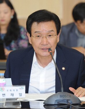 본문 이미지 - 27일 오후 충북도청 대회의실에서 열린 민주당-충북도 2014 예산·정책협의회에서 변재일 충북도당 위원장이 인사말을 하고 있다. 2013.8.27/뉴스1 © News1   김용빈 기자