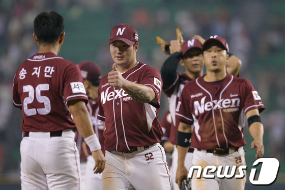 (서울=뉴스1) 이동원 기자 = 27일 오후 서울 잠실야구장에서 열린 ‘2013 한국야쿠르트 세븐프로야구’ LG트윈스와 넥센히어로즈의 경기에서 1대0 승리를 거둔 넥센 선수들이 경 …