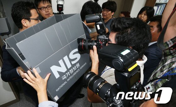 본문 이미지 - 국가정보원과 검찰이 내란예비음모 등 혐의로 이석기 통합진보당 의원의 주거지 등 10곳에 대해 전격 압수수색을 실시한 28일 오전 서울 여의도 국회 의원회관 이석기 의원 사무실에서 국정원 직원들이 압수품을 담을 박스를 들고 관계자들과 대치하고 있다. 2013.8.28/뉴스1 © News1   오대일 기자