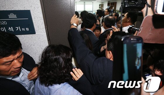 본문 이미지 - 국가정보원과 검찰이 내란예비음모 등 혐의로 이석기 통합진보당 의원의 주거지 등 10곳에 대해 전격 압수수색을 실시한 28일 오전 서울 여의도 국회 의원회관 이석기 의원 사무실에서 국정원 직원들이 압수품을 담을 박스를 들고 관계자들과 대치하고 있다. 2013.8.28/뉴스1 © News1   오대일 기자