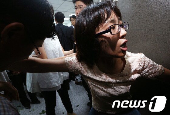 본문 이미지 - 국가정보원과 검찰이 내란예비음모 등 혐의로 이석기 통합진보당 의원의 주거지 등 10곳에 대해 전격 압수수색을 실시한 28일 오전 서울 여의도 국회 의원회관 이석기 의원 사무실에서 한 여성 보좌진이 집행관들의 진입을 막고 있다. 2013.8.28/뉴스1 © News1   오대일 기자