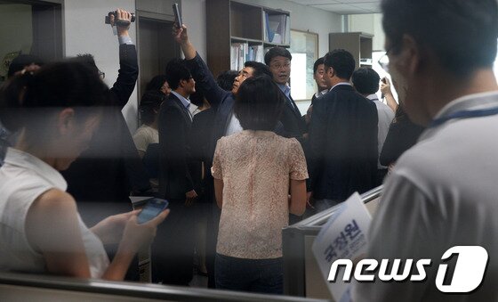 본문 이미지 - 국가정보원과 검찰이 내란예비음모 등 혐의로 이석기 통합진보당 의원의 주거지 등 10곳에 대해 전격 압수수색을 실시한 28일 오전 서울 여의도 국회 의원회관 이석기 의원 사무실에서 집행관들이 통합진보당 당직자들이 치열한 신경전을 벌이고 있다. 2013.8.28/뉴스1 © News1   오대일 기자