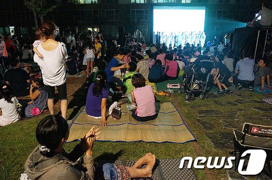 본문 이미지 - 27일 저녁7시30분 원주시 행구동 '한 여름밤의 영화제'에 참석한 주민들이 원주시립합창단의 공연을 관람하고 있다. 2013.8.27/뉴스1 © News1 권혜민 기자