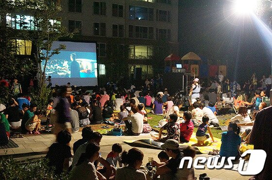 본문 이미지 - 27일 저녁7시30분 원주시 행구동 '한 여름밤의 영화제'에서 주민들이 영화 완득이를 관람하고 있다. 2013.8.27/뉴스1 © News1 권혜민 기자 