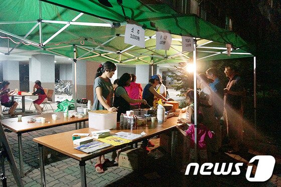 본문 이미지 - 27일 저녁7시30분 원주시 행구동 '한 여름밤의 영화제'에서는 원주영상미디어센터 주최로 떡볶이와 순대를 파는 간식부스도 운영했다. 2013.8.27/뉴스1 © News1 권혜민 기자 