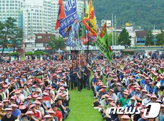 본문 이미지 - 지난 8월 28일 현대자동차 울산공장 본관 잔디광장에서 열린 현대차 노조의 '2013 중앙쟁대위 출범식'에서 사업부별 깃발이 들어서고 있다. 2013.8.28/뉴스1  © News1   노화정  기자
