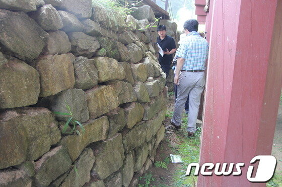 본문 이미지 - 광복루 기둥 옆 공산성 성벽이 한눈에 보기에도 불룩 튀어나온 모습을 하고 있다. 4대강검증단은 이 역시 4대강사업으로 성벽 지반이 약해지면서 잇몸이 무너지듯 산성이 &#39;배부름&#39; 현상을 보이고 있는 것이라고 밝혔다. © News1 