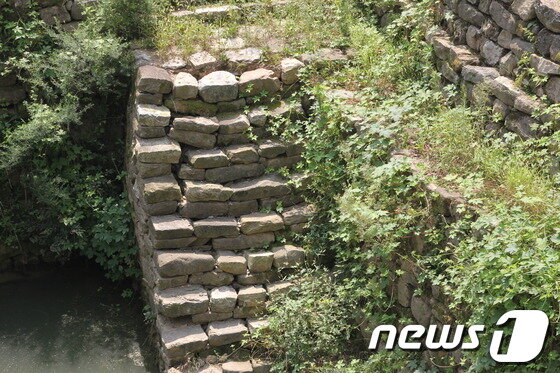 본문 이미지 - 공산성 연지로 내려가는 계단의 가운데가 내려앉은 모습. 4대강검증단은 금강의 물이 그대로 유입되고 강과 가장 가까운 이곳의 지반이 약해지고 있음을 증명하고 있는 현상이라고 주장했다. /2013.8.28 박지선© News1 