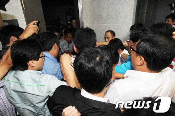 본문 이미지 - 국정원과 검찰이 내란음모와 국가보안법 위반 혐의로 이석기 통합진보당 의원을 비롯한 당직자들에 대한 압수수색을 시도한 28일 저녁 서울 여의도 국회 이석기 의원실 앞에서 당직자들이 추가된 국정원 직원들의 의원실 진입을 막기 위해 몸싸움을 벌이고 있다. 2013.8.28/뉴스1 © News1   허경 기자