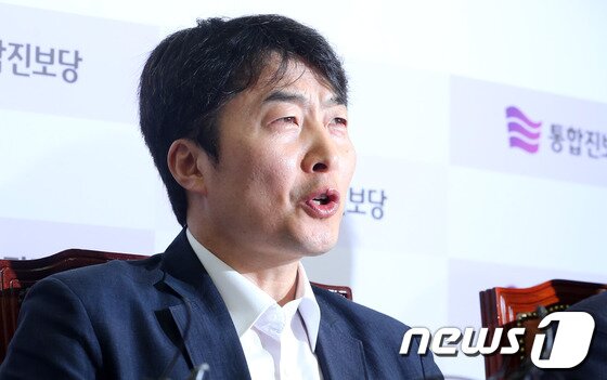 본문 이미지 - 국가정보원으로부터 내란음모 혐의를 받고 있는 이석기 통합진보당 의원이 29일 오전 서울 여의도 국회에서 열린 통합진보당 최고위원회의에 참석하고 있다. 이 의원은 이 자리에서 “저에 대한 혐의내용 전체가 날조”라고 주장했다. 이어 “국기문란 사건의 주범인 국정원이 진보와 민주세력 탄압을 하고 있다”면서 “유사 이래 있어본 적이 없는 엄청난 탄압책동”이라고 말했다.2013.8.29/뉴스1  © News1   송원영 기자