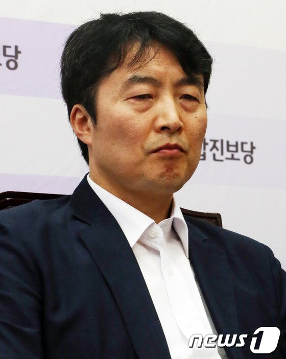 본문 이미지 - 국가정보원으로부터 내란음모 혐의를 받고 있는 이석기 통합진보당 의원이 29일 오전 서울 여의도 국회에서 열린 통합진보당 최고위원회의에 참석하고 있다. 이 의원은 이 자리에서 “저에 대한 혐의내용 전체가 날조”라고 주장했다. 이어 “국기문란 사건의 주범인 국정원이 진보와 민주세력 탄압을 하고 있다”면서 “유사 이래 있어본 적이 없는 엄청난 탄압책동”이라고 말했다.2013.8.29/뉴스1 © News1   송원영 기자