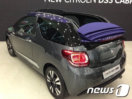 본문 이미지 - 시트로엥 DS3 카브리오 캔버스탑 오픈 모습© News1   류종은 기자