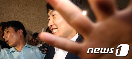 본문 이미지 - 국가정보원으로부터 내란음모 혐의를 받고 있는 이석기 통합진보당 의원이 29일 오전 서울 여의도 국회에서 최고위원회의를 마치고 국정원의 압수수색이 진행중인 의원회관 사무실로 가고 있다. 2013.8.29/뉴스1 © News1   송원영 기자