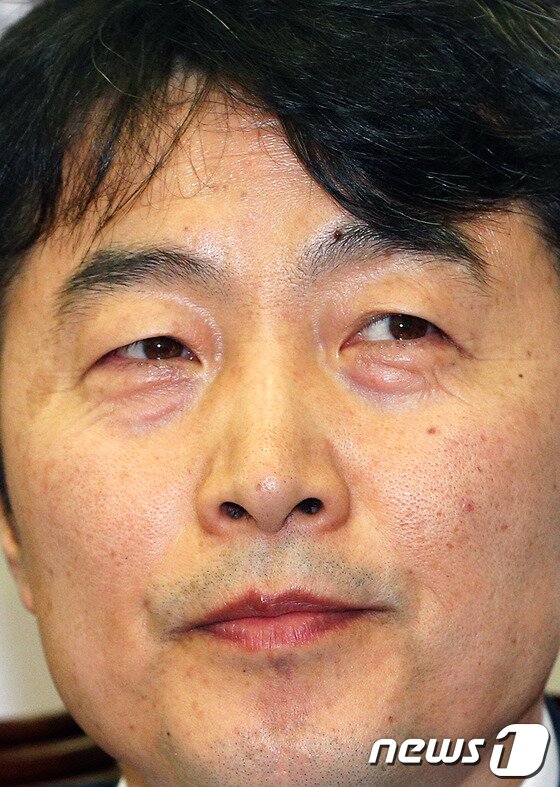 본문 이미지 - 내란음모 혐의를 받고 있는 통합진보당 이석기 의원이 29일 서울 여의도 국회에서 열린 최고위원-의원단 연석회의에서 자신의 무혐의를 주장한 뒤 충혈된 눈으로 생각에 잠겨 있다. 이 의원은 이 자리에서 