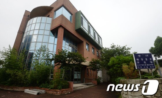 본문 이미지 - 홍성규 통합진보당 대변인이 30일 오전 서울 여의도 국회 의원회관 오병윤 의원실 앞에서 긴급 브리핑을 열고 