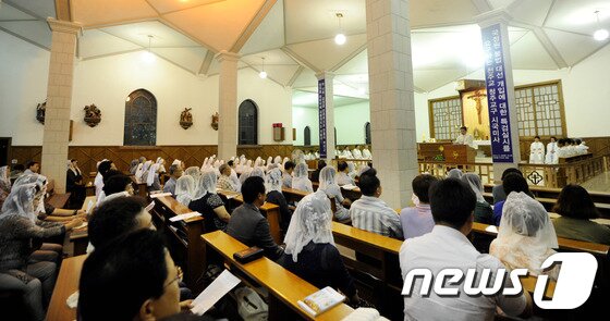 본문 이미지 - 천주교 청주교구 사제 118인은 29일 오후 7시30분께 청주시 상당구 내덕동 주교좌성당에서 시국미사를 진행한 후 시국선언을 발표했다. 2013.8.29 김용빈 기자 © News1 