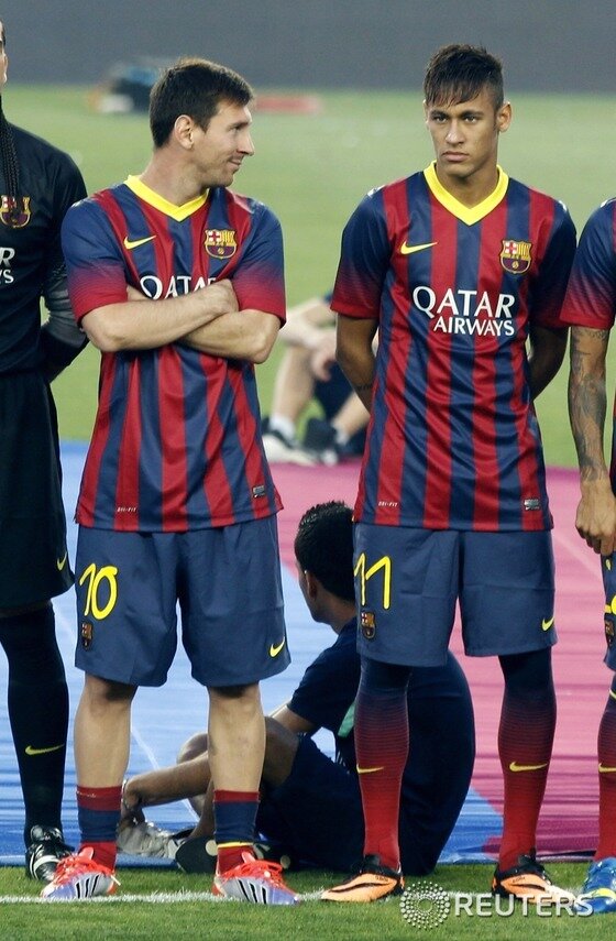 본문 이미지 - 바르셀로나에서 한솥밥을 먹고 있는 메시&#40;왼쪽&#41;와 네이마르가 나란히 4골로 브라질 월드컵 득점선두에 올랐다. 지금 페이스라면 2002년 호나우두의 기록도 가능하다. © 로이터=뉴스1 