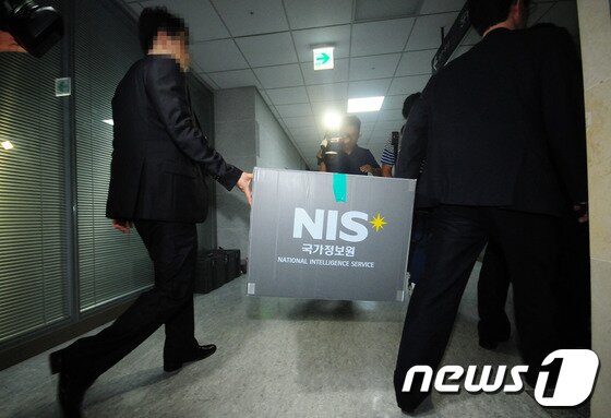 본문 이미지 - 30일 새벽 서울 여의도 국회 의원회관에서 압수수색을 마친 국정원 직원들이 압수품을 들고 이석기 통합진보당 의원실을 나서고 있다. 이날 수원지방검찰청 공안부는 내란음모 및 국가보안법 위반 등의 혐의로 이석기 의원에 대한 사전구속영장을 청구했다. 2013.8.30/뉴스1 © News1   박지혜 기자