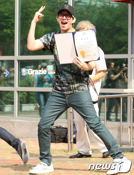 그룹 슈퍼주니어의 김희철 30일 오전 서울 성동구청에서 소집해제를 마친뒤 귀가하고 있다. 2013.8.30 머니투데이/뉴스1