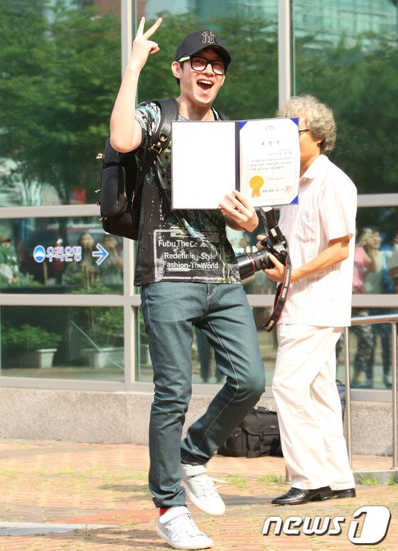 본문 이미지 - 그룹 슈퍼주니어의 김희철 30일 오전 서울 성동구청에서 소집해제를 마친뒤 귀가하고 있다. 2013.8.30머니투데이/뉴스1 © News1   