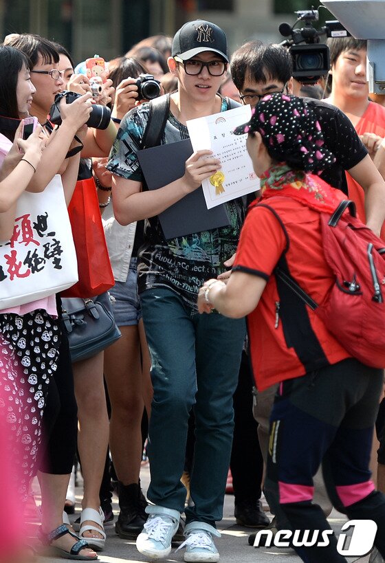 본문 이미지 - 그룹 슈퍼주니어의 김희철 30일 오전 서울 성동구청에서 소집해제를 마친뒤 귀가하고 있다. 2013.8.30머니투데이/뉴스1  © News1   