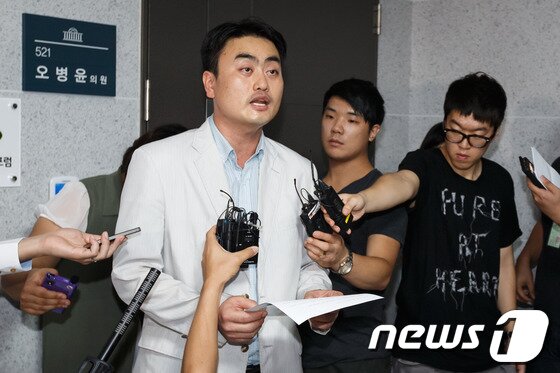 본문 이미지 - 애국국민운동대연합 오천도 대표가 30일 오후 서울 동작구 대방동 통합진보당 당사 앞에서 내란음모 및 국가보안법 위반 혐의를 받고 있는 이석기 통합진보당 의원을 규탄하는 퍼포먼스를 하고 있다.오 대표는 보도자료를 통해 