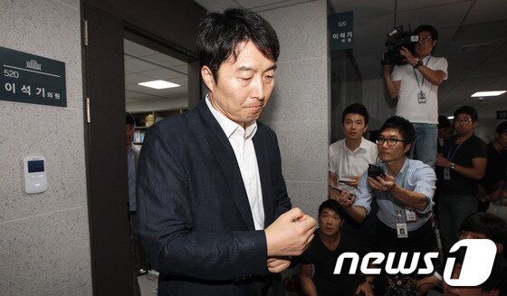 본문 이미지 - 내란음모 및 국가보안법 위반 등의 혐의로 사전구속영장이 청구된 이석기 통합진보당 의원이 30일 오후 서울 여의도 국회 의원회관 사무실을 나와 오병윤 의원실로 이동하고 있다. 2013.8.30/뉴스1 © News1   송원영 기자