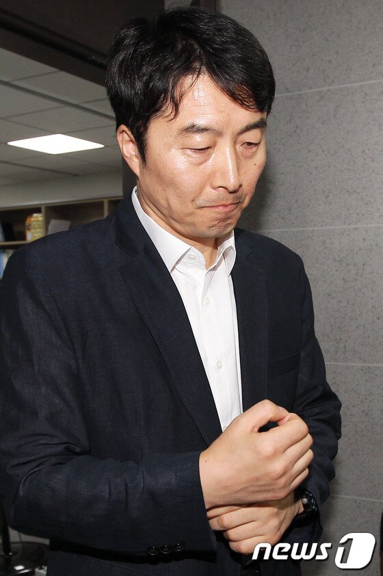 본문 이미지 - 내란음모 및 국가보안법 위반 등의 혐의로 사전구속영장이 청구된 이석기 통합진보당 의원이 30일 오전 서울 여의도 국회 의원회관 오병윤 의원실에서 나와 맞은편 자신의 사무실로 이동하고 있다. 2013.8.30/뉴스1 © News1   유승관 기자