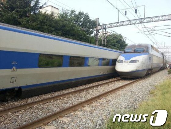 본문 이미지 - 31일 오전 대구역에서 서울로 향하던 무궁화 열차와 KTX 열차가 추돌했다.사고열차에서 탑승했던 승객들이 철길로 대피하고 있다.이 사고로 무궁화 열차 1량과 KTX 열차 1량이 탈선해 대구역을 지나는 상·하행선 경부선 열차 운행이 모두 중단됐다. 2013.8.31 머니투데이/ 뉴스1  © News1   