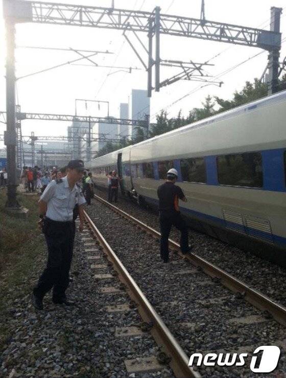 본문 이미지 - 대구역에서 열차 추돌 사고로 경부선 상하행선 운행이 중단된 31일 오전 서울역 전광판에 열차 운행 중지 안내가 떠있다.31일 오전 7시15분께 대구역에서 서울로 향하던 무궁화호 열차와 KTX 열차가 추돌해 열차가 탈선하는 사고가 일어나 대구역을 지나는 상하행선 열차 운행이 모두 중단됐으며 사망자나 중상자는 없는 것으로 알려졌다.코레일 측은 무궁화호가 열차 신호를 착각해 사고가 난 것으로 추정하고 있으며 긴급 복구반을 투입해 복구에 나서고 있으나 운행 재개까지 다소 시간이 걸릴 것으로 예상된다. 2013.8.31/뉴스1 © News1   안은나 기자