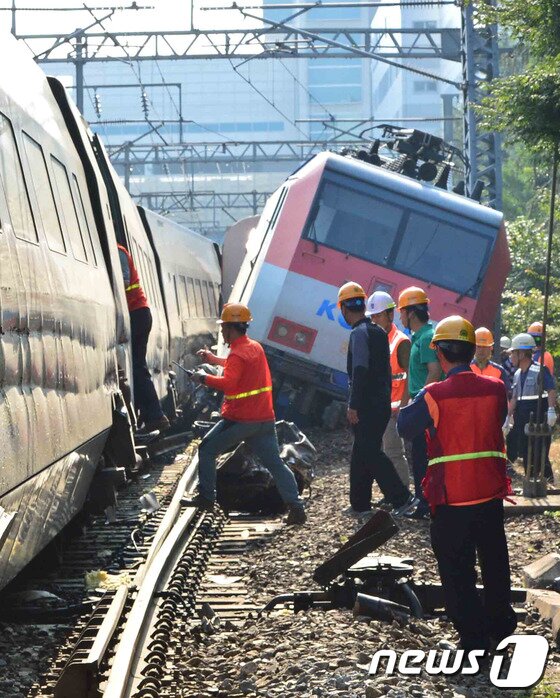 본문 이미지 - 31일 오전 대구역에서 서울로 향하던 무궁화 열차와 KTX 열차가 추돌했다.탈선한 사고열차에서 승객들이 줄지어 대피하고 있다.이 사고로 무궁화 열차 1량과 KTX 열차 1량이 탈선해 대구역을 지나는 상·하행선 경부선 열차 운행이 모두 중단됐다. (트위터) 2013.8.31/뉴스1 © News1   