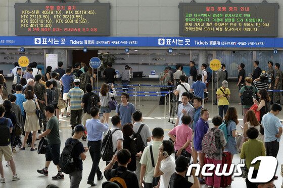 본문 이미지 - 대구역에서 열차 추돌 사고로 경부선 상하행선 운행이 중단된 31일 오전 서울역에서 부산행 KTX 열차가 운행 연기되자 시민들이 불편을 겪고 있다.31일 오전 7시15분께 대구역에서 서울로 향하던 무궁화호 열차와 KTX 열차가 추돌해 열차가 탈선하는 사고가 일어나 대구역을 지나는 상하행선 열차 운행이 모두 중단됐으며 사망자나 중상자는 없는 것으로 알려졌다.코레일 측은 무궁화호가 열차 신호를 착각해 사고가 난 것으로 추정하고 있으며 긴급 복구반을 투입해 복구에 나서고 있으나 운행 재개까지 다소 시간이 걸릴 것으로 예상된다. 2013.8.31/뉴스1 © News1   안은나 기자