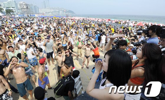 본문 이미지 - 4일 부산 해운대해수욕장에서 열린 '비키니 페스티벌'에 참가한 피서객들이 수영복 차림으로 즐겁게 춤을 추고 있다. 2013.8.4/뉴스1 © News1   전혜원 기자